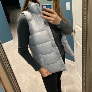 Host picked : Light grey vest